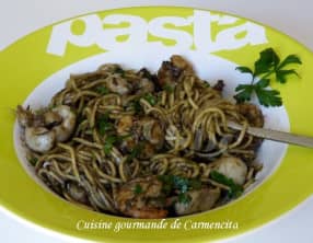 Spaghettis aux supions et crevettes à l'encre de seiche