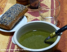 Soupe de mâche et d'épinards au chèvre frais
