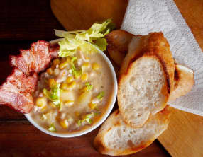 Soupe au bacon, maïs et pommes de terre