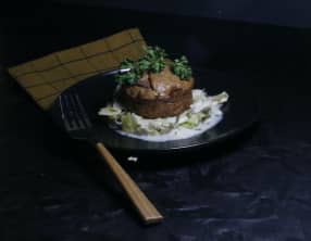 Gâteaux de foies de volaille et fondue de poireaux