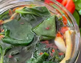 Les feuilles de basilic au piment