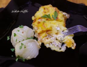 Gratin de carottes et pommes de terre garni de farce à la viande hachée
