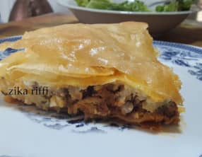 Tourte aux feuilles de bricks farcie de viande hachée, œufs durs, veau et thon à la tomate