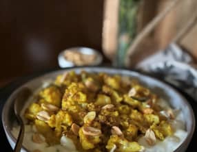 Chou-fleur rôti aux épices, cacahuètes et lait de coco