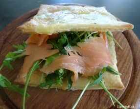 Millefeuille de taleggio, saumon fumé et roquette