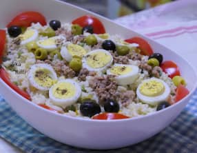 Salade de riz au thon, œufs durs et légumes