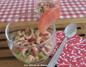 Verrines de truite fumée à l'avocat, crevettes grises et pamplemousse