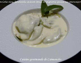 Raviole aux épinards chèvre frais ricotta et pignons sauce au parmesan