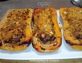 Butternut farcie et gratinée au pain rassis aillé