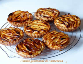 Tartelettes aux pommes et crème pâtissière à la vanille
