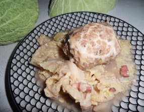 Chou et crépinettes au vin rosé