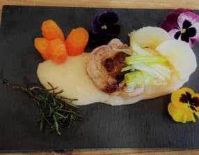 Filet d'agneau sur son lit de haricots blancs et son duo de légumes