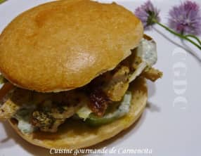 Pain kebab garni à la viande gyros