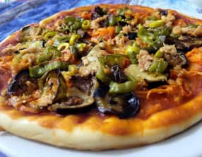 Pizza au thon et légumes à l'orientale