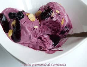 Glace crémeuse aux mûres sauvages