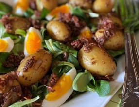 Salade de mâche, pommes de terre nouvelles, œufs et vinaigrette à la pancetta