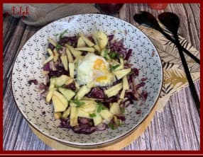 Salade de chou rouge aux pommes et œuf poché
