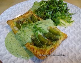 Feuilletés aux asperges vertes, crème de roquette