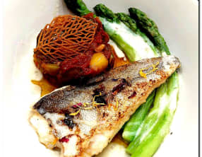 Filet de merlu à l'ail noir, asperges et piperade.