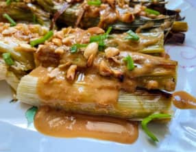 Poireaux rôtis sauce cacahuète