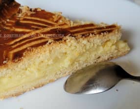 Gâteau basque à la crème pâtissière parfumée au rhum