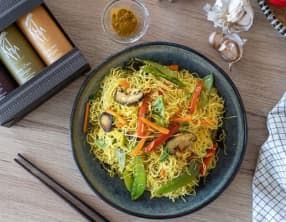 Nouilles sautées au curry noir et aux légumes