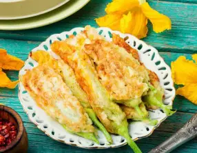 Fleurs de courgettes farcies au fromage à la crème