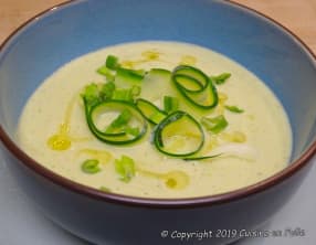 Velouté crémeux de courgettes douces à l'avocat et à l'ail noir