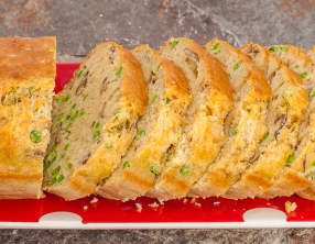 Cake aux petits pois, cèpes et comté