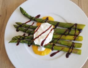Asperges vertes avec sauce aux jaunes d’oeufs