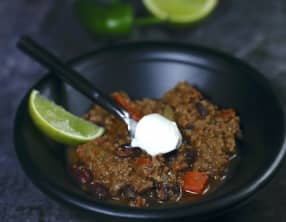 Chili con carne, crème fraîche et citron vert
