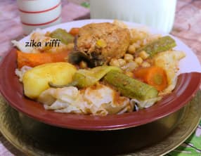 Plat de pâtes traditionnelles sauce rouge piquante au poulet et légumes