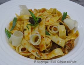 Tagliatelles aux saucisses, sauce tomate à l'estragon et aux olives de Kalamata
