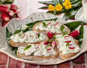 Tartine de faisselle de chèvre frais, radis et ail des ours