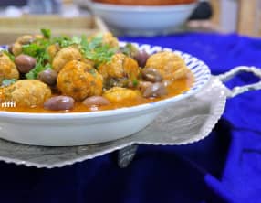 Mijoté ou plat aux boulettes de dinde aux épinards et olives violettes