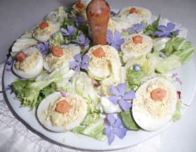 Œufs mimosa au saumon fumé et à la sauce gravlax