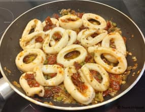 Anneaux d'encornets géants aux tomates séchées et câpres