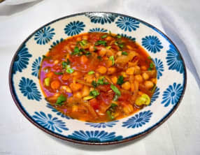 Soupe de pois chiches à la tomate et aux fèves