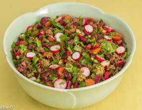 Salade de pâtes de sarrasin aux petits pois, carottes, radis et betteraves