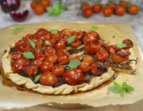 Tarte aux oignons confits tomates cerises et basilic