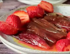 Confit de rhubarbe aux fraises