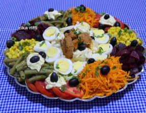 Salade composée de légumes cuits et crus, thon et mayonnaise