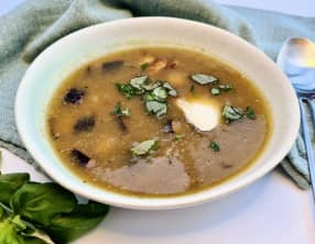 Soupe citronnée à l’aubergine grillée