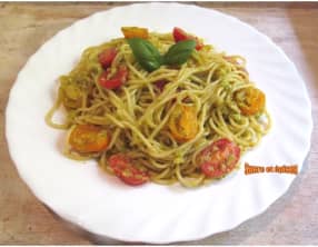 Pâtes au pesto, avocat et tomates cerises