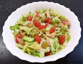 Salade aux tomates cerises, thon et olives