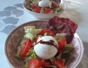 Salade romaine burratina et chips de grisons