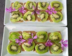 Gâteaux aux amandes, gorgonzola et kiwi