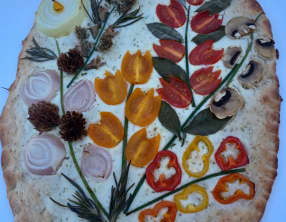 Pizza sous forme de cadre fleuri