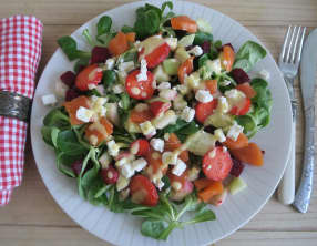 Salade à la truite fumée, betterave, concombre et fraises