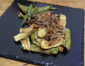 Courgettes frites accompagnées d'oignons confits